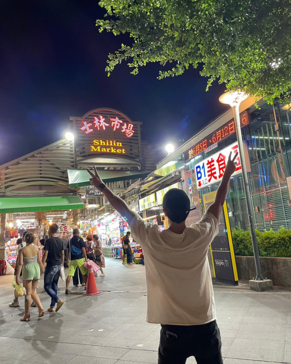 陳展鵬上深圳被熱情女粉絲胸壓！當下姿勢反應引熱議：果然有經驗 