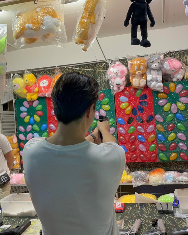 陳展鵬上深圳被熱情女粉絲胸壓！當下姿勢反應引熱議：果然有經驗 