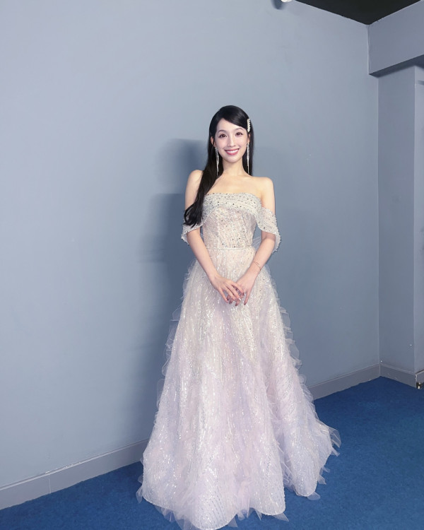 海兒28歲生日低胸晒迫爆上圍!