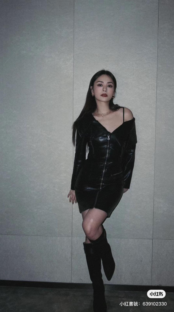 Twins倫敦巡唱｜阿嬌驚現包包面身型再暴脹 網友大驚：係咪被人P咗圖咋？ 