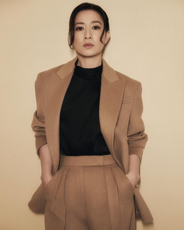 50歲佘詩曼生圖比IG相竟然更驚艷 白滑身材零贅肉獲封「美魔女天花板」