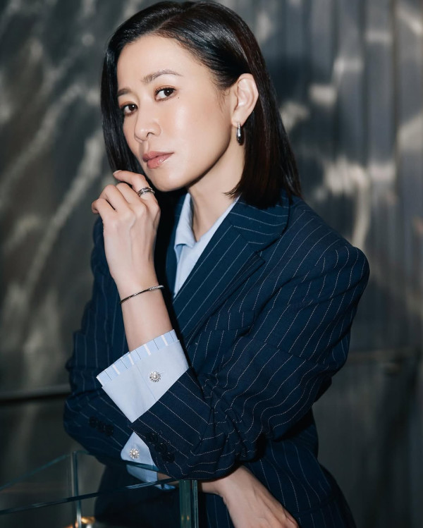 50歲佘詩曼生圖比IG相竟然更驚艷 白滑身材零贅肉獲封「美魔女天花板」