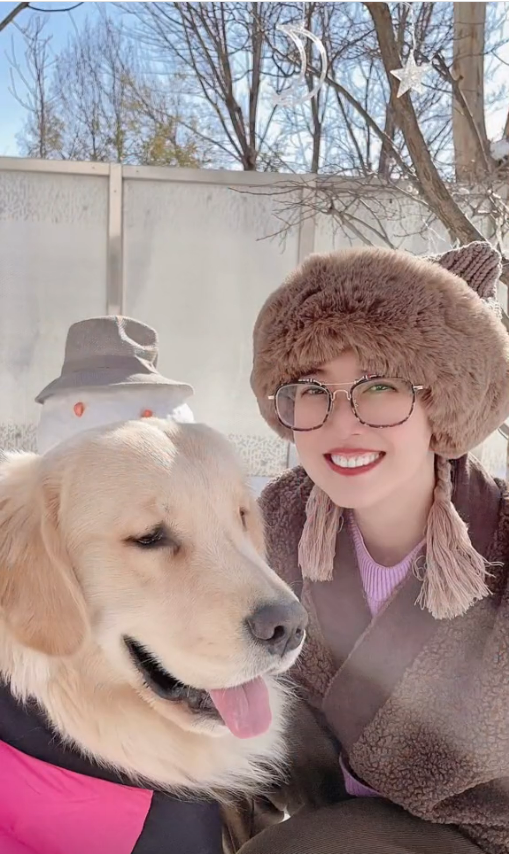 網民口岸偶遇前英皇性感女星 晒傲人白滑長腿 曾意外險死於泰國 