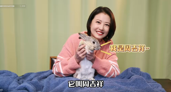 網民口岸偶遇前英皇性感女星 晒傲人白滑長腿 曾意外險死於泰國 