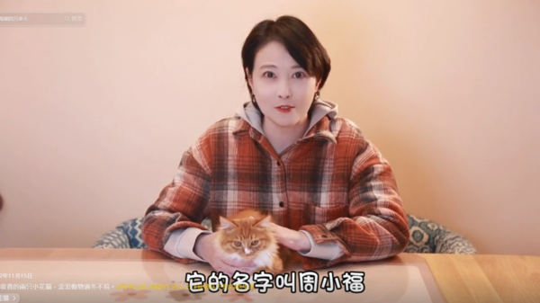 網民口岸偶遇前英皇性感女星 晒傲人白滑長腿 曾意外險死於泰國 