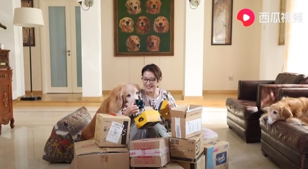 網民口岸偶遇前英皇性感女星 晒傲人白滑長腿 曾意外險死於泰國 