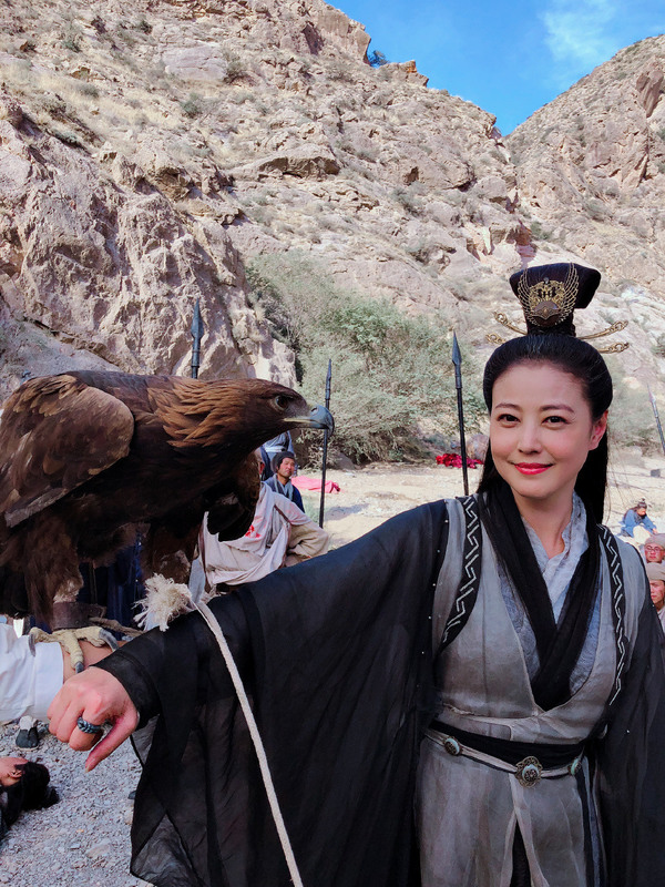 網民口岸偶遇前英皇性感女星 晒傲人白滑長腿 曾意外險死於泰國 