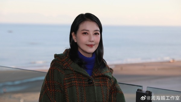 網民口岸偶遇前英皇性感女星 晒傲人白滑長腿 曾意外險死於泰國 