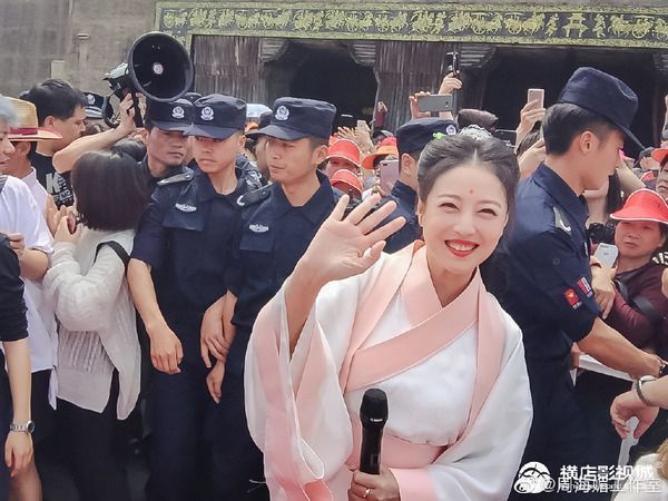 網民口岸偶遇前英皇性感女星 晒傲人白滑長腿 曾意外險死於泰國 