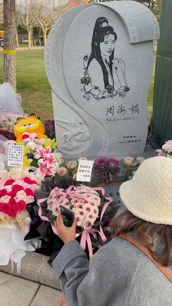 網民口岸偶遇前英皇性感女星 晒傲人白滑長腿 曾意外險死於泰國 