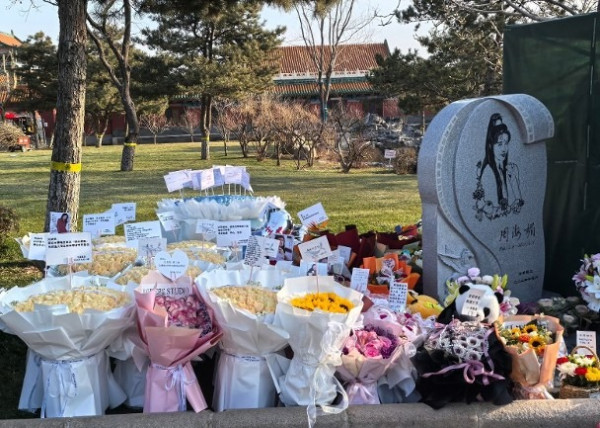 網民口岸偶遇前英皇性感女星 晒傲人白滑長腿 曾意外險死於泰國 