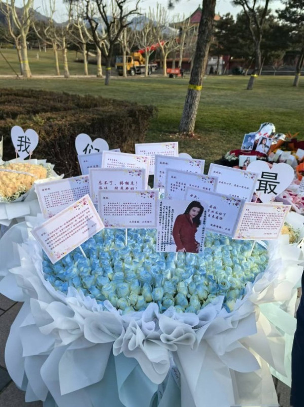 網民口岸偶遇前英皇性感女星 晒傲人白滑長腿 曾意外險死於泰國 