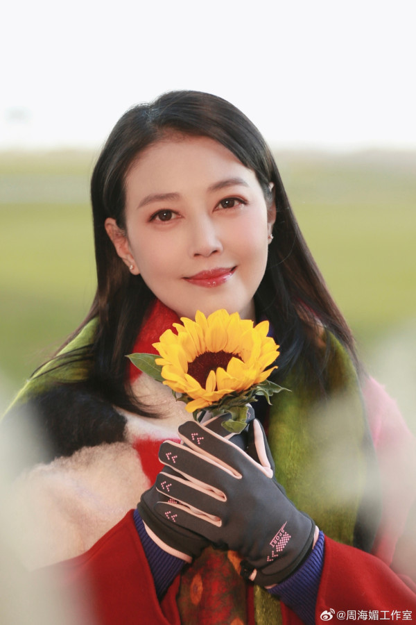 網民口岸偶遇前英皇性感女星 晒傲人白滑長腿 曾意外險死於泰國 