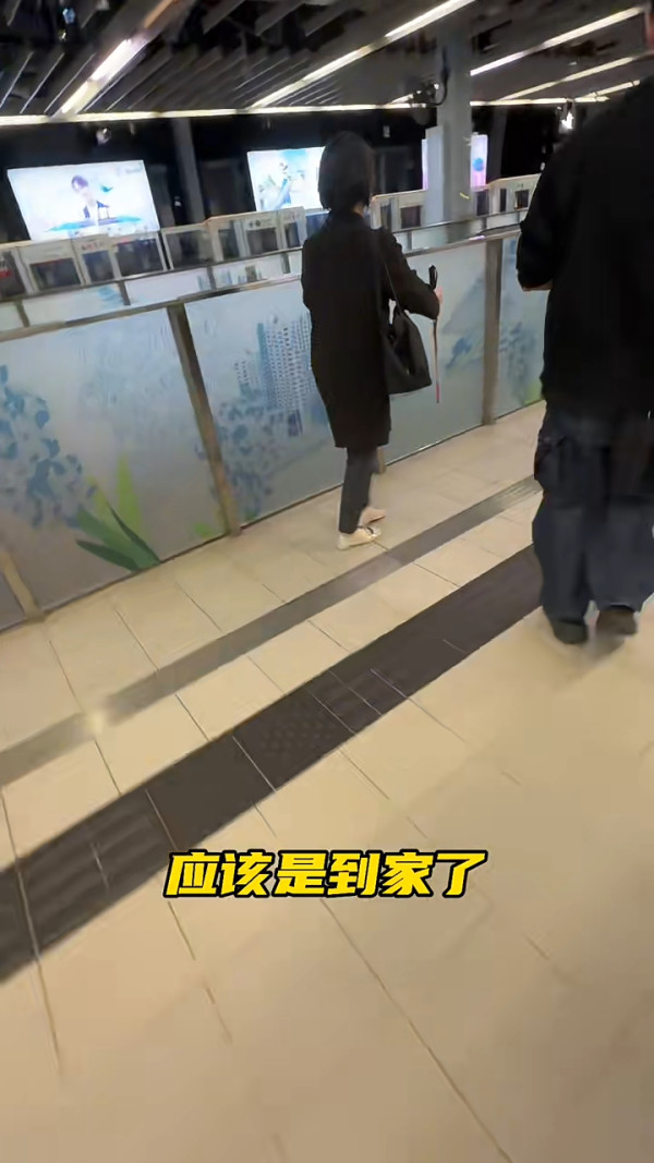 網紅隨機跟蹤偷拍香港盲人 意外揭5大暖心情節 結局一幕感動網民