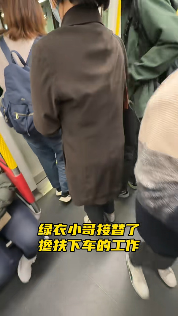 網紅隨機跟蹤偷拍香港盲人 意外揭5大暖心情節 結局一幕感動網民