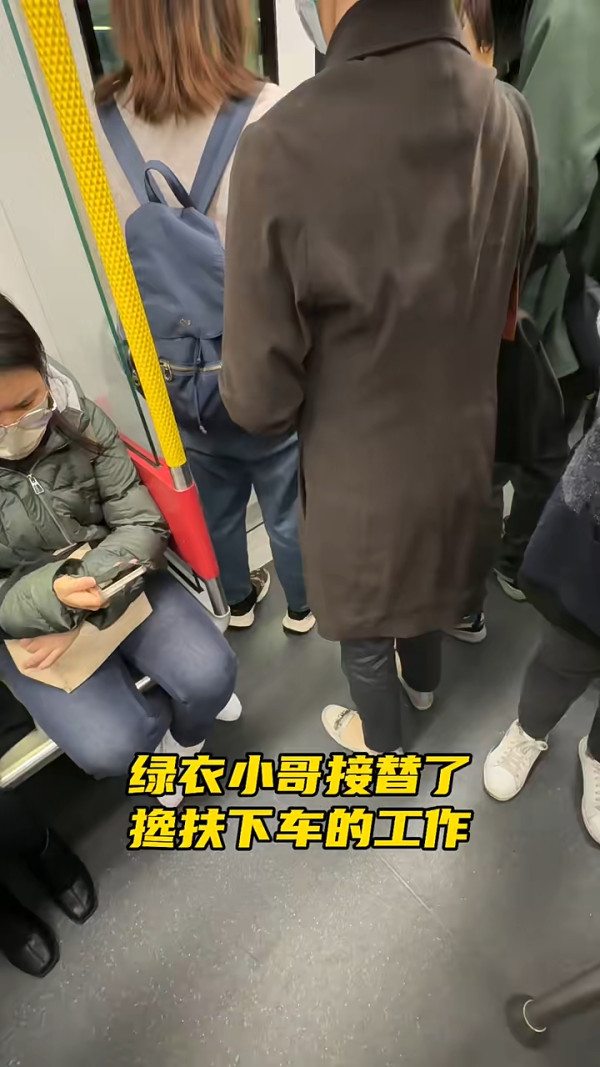 網紅隨機跟蹤偷拍香港盲人 意外揭5大暖心情節 結局一幕感動網民