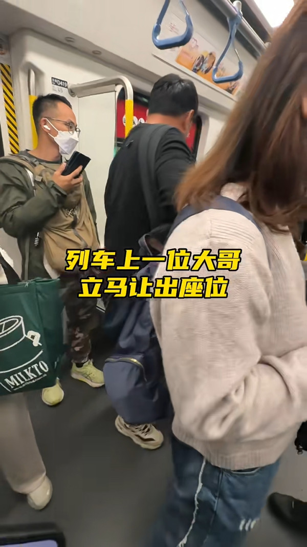 網紅隨機跟蹤偷拍香港盲人 意外揭5大暖心情節 結局一幕感動網民