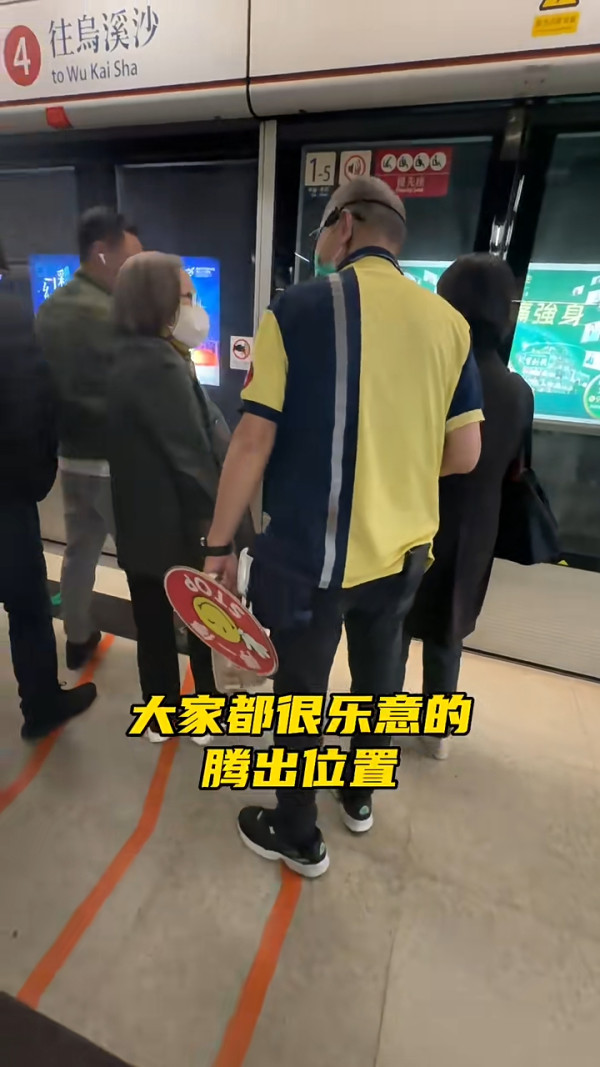 網紅隨機跟蹤偷拍香港盲人 意外揭5大暖心情節 結局一幕感動網民