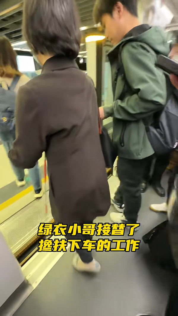 網紅隨機跟蹤偷拍香港盲人 意外揭5大暖心情節 結局一幕感動網民