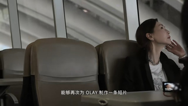 網民口岸偶遇前英皇性感女星 晒傲人白滑長腿 曾意外險死於泰國 