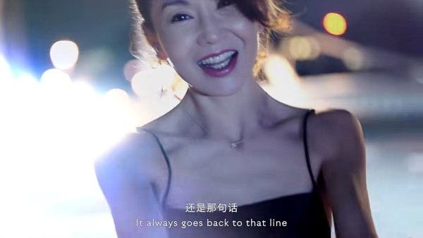 網民口岸偶遇前英皇性感女星 晒傲人白滑長腿 曾意外險死於泰國 