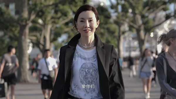 網民口岸偶遇前英皇性感女星 晒傲人白滑長腿 曾意外險死於泰國 