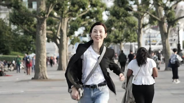 網民口岸偶遇前英皇性感女星 晒傲人白滑長腿 曾意外險死於泰國 