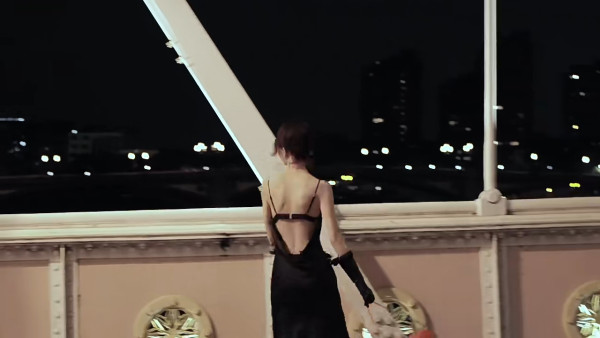 網民口岸偶遇前英皇性感女星 晒傲人白滑長腿 曾意外險死於泰國 