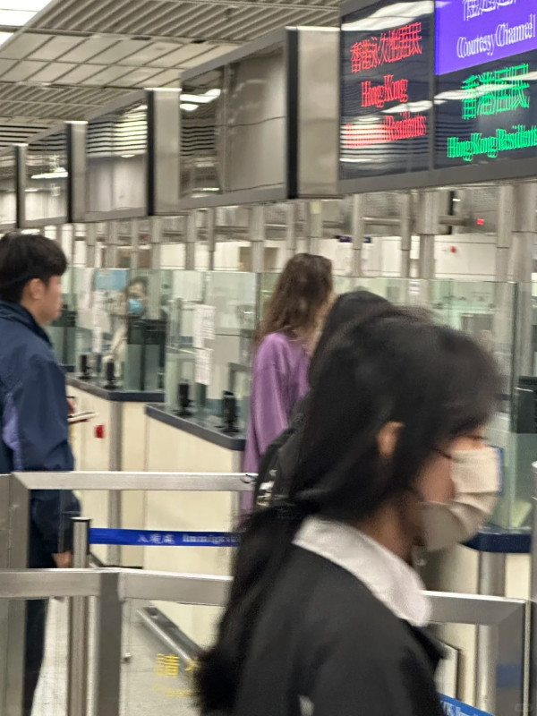 網民口岸偶遇前英皇性感女星 晒傲人白滑長腿 曾意外險死於泰國 