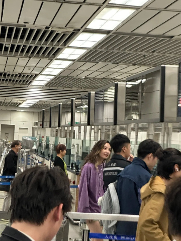 網民口岸偶遇前英皇性感女星 晒傲人白滑長腿 曾意外險死於泰國 