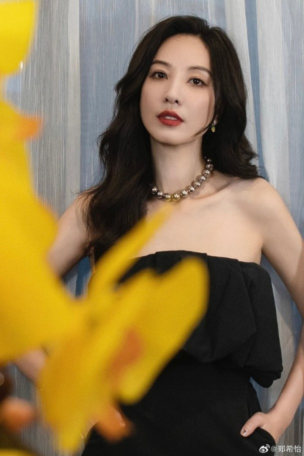 網民口岸偶遇前英皇性感女星 晒傲人白滑長腿 曾意外險死於泰國 