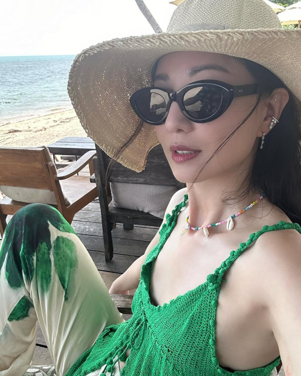 網民口岸偶遇前英皇性感女星 晒傲人白滑長腿 曾意外險死於泰國 