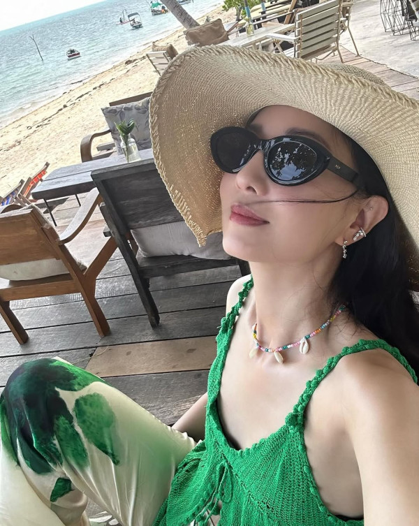 網民口岸偶遇前英皇性感女星 晒傲人白滑長腿 曾意外險死於泰國 