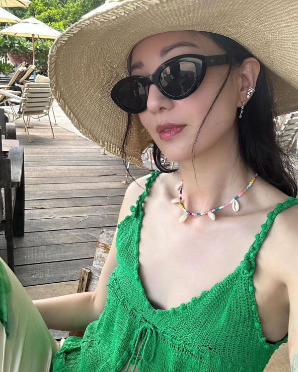 網民口岸偶遇前英皇性感女星 晒傲人白滑長腿 曾意外險死於泰國 