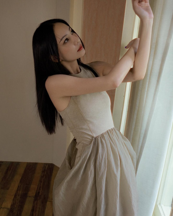 網民口岸偶遇前英皇性感女星 晒傲人白滑長腿 曾意外險死於泰國 