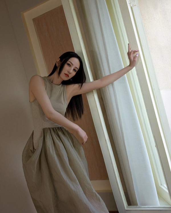 網民口岸偶遇前英皇性感女星 晒傲人白滑長腿 曾意外險死於泰國 