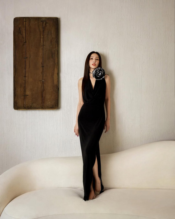 網民口岸偶遇前英皇性感女星 晒傲人白滑長腿 曾意外險死於泰國 