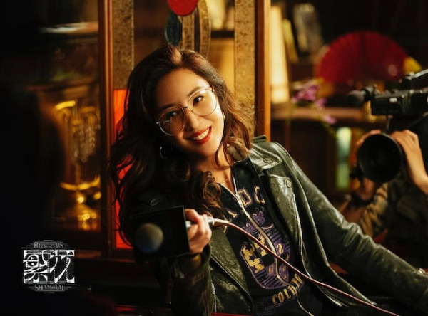 網民口岸偶遇前英皇性感女星 晒傲人白滑長腿 曾意外險死於泰國 