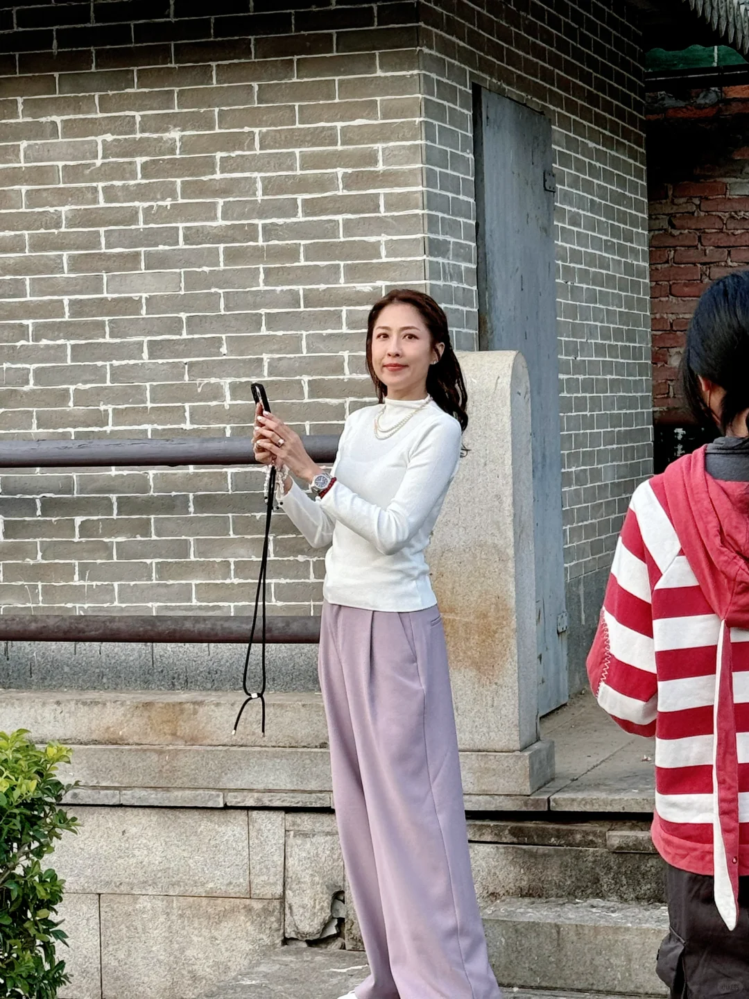 廣州地鐵站翻新出口設計似棺材 引發爭議被連夜拆除 網民嘲：返工都要破地獄 