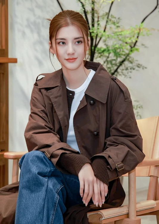 「百億新抱」吳千語現身內地晚宴生圖曝光 身材變圓潤小腹微微隆起飄孕味？ 