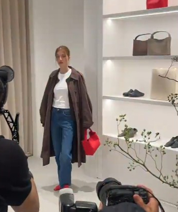 「百億新抱」吳千語現身內地晚宴生圖曝光 身材變圓潤小腹微微隆起飄孕味？ 