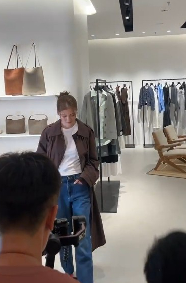 「百億新抱」吳千語現身內地晚宴生圖曝光 身材變圓潤小腹微微隆起飄孕味？ 