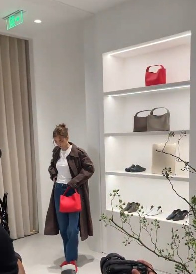 「百億新抱」吳千語現身內地晚宴生圖曝光 身材變圓潤小腹微微隆起飄孕味？ 