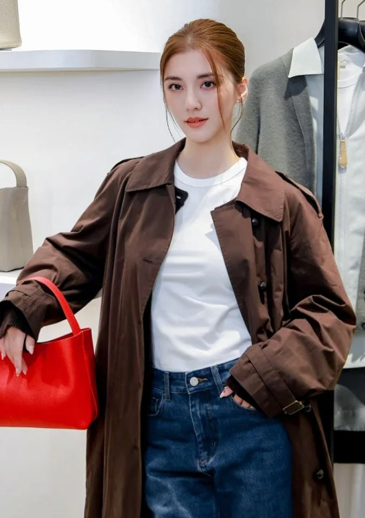 「百億新抱」吳千語現身內地晚宴生圖曝光 身材變圓潤小腹微微隆起飄孕味？ 