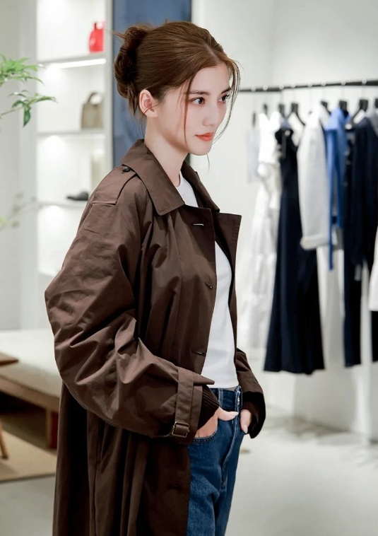 「百億新抱」吳千語現身內地晚宴生圖曝光 身材變圓潤小腹微微隆起飄孕味？ 