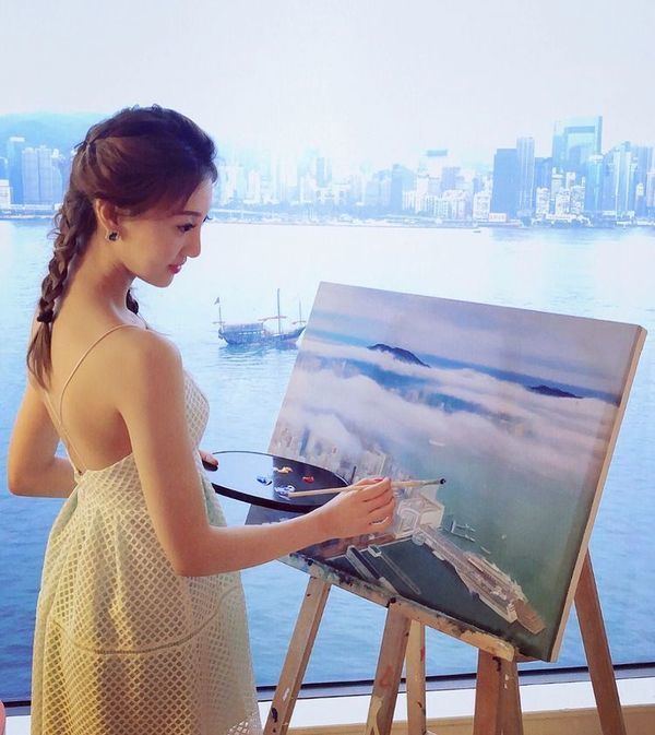 前港姐季軍飛倫敦富貴過聖誕節 曾譜「爺孫戀」最轟動 傳離婚後獲天價贍養費 