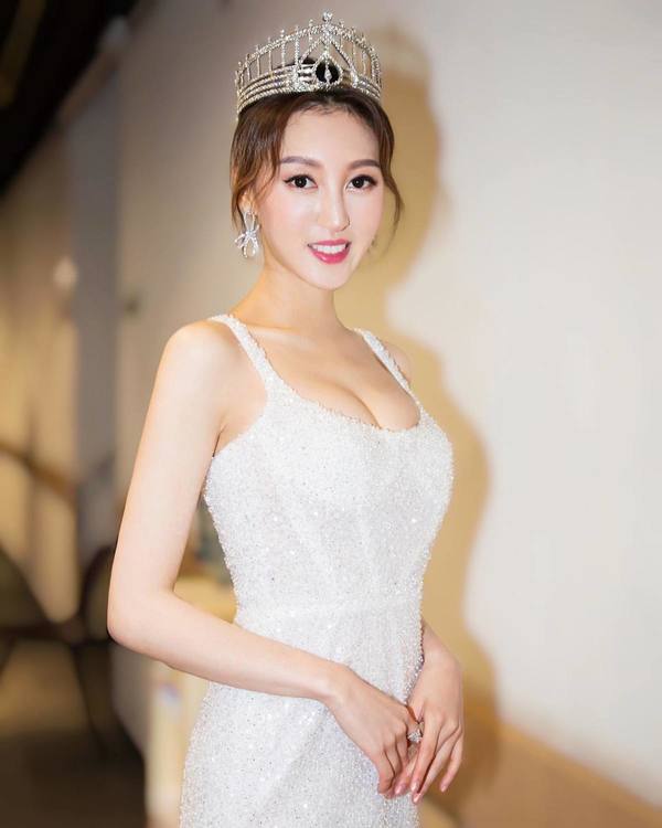 前港姐季軍飛倫敦富貴過聖誕節 曾譜「爺孫戀」最轟動 傳離婚後獲天價贍養費 