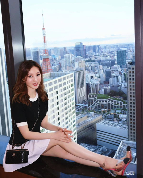 前港姐季軍飛倫敦富貴過聖誕節 曾譜「爺孫戀」最轟動 傳離婚後獲天價贍養費 