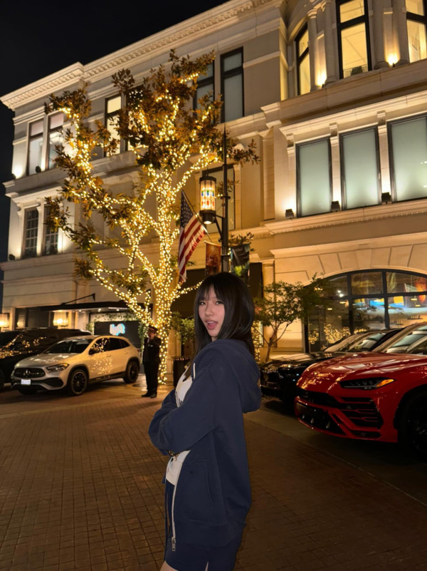 小S大女加州過聖誕晒美照 小背心曝凶猛上圍 遺傳母親基因極養眼 