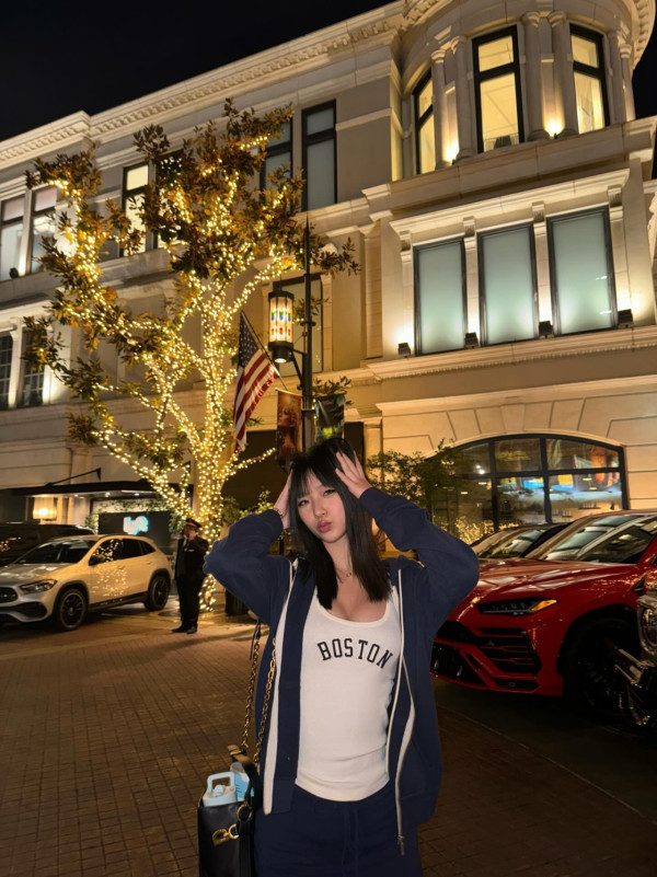 小S大女加州過聖誕晒美照 小背心曝凶猛上圍 遺傳母親基因極養眼 